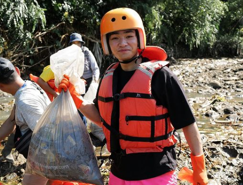 Gambar Jerhemy Owen Membersihkan Sampah di Sungai Ciliwung pada Kegiatan Ciliwung Cleanup, 14 Januari 2023 (Sumber: Instagram @jerhemynemo)
