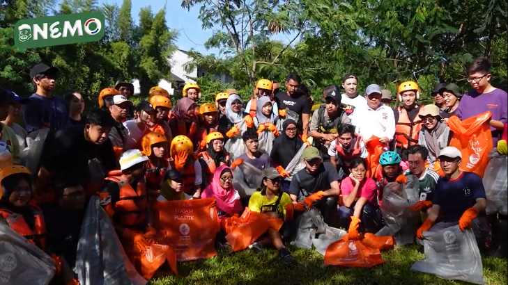 Gambar Para Partisipan Kegiatan Ciliwung Cleanup (Sumber: Youtube Jerhemy Owen)