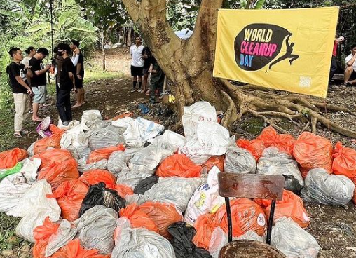 Gambar Kantong Sampah yang Terkumpul sebagai Hasil Membersihkan Sungai Ciliwung (Sumber: Instagram @jerhemynemo)