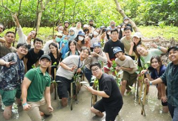 Gambar agenda menanam pohon mangrove bersama partisipan kegiatan MANTRA BARU (Sumber: Instagram @jerhemynemo)