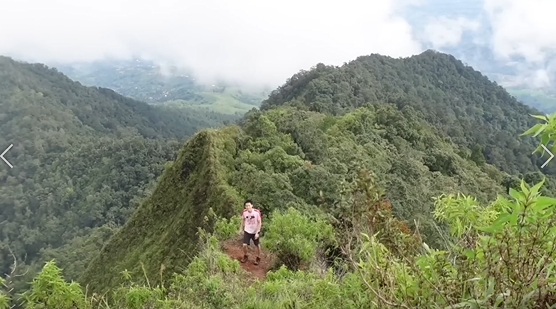 Gambar Leonardo Edwin di Puncak Gunung Kerenceng, Kabupaten Sumedang (Sumber: Youtube Leonardo Edwin)