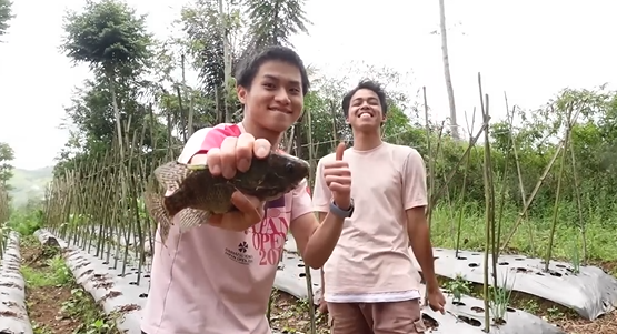 Gambar Leo dan Penduduk Desa Sindulang Memancing Ikan di Balong (Sumber: Youtube Talent)