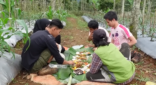 Gambar Leo dan Para Penduduk Desa Sindulang Makan Liwet Bersama (Sumber: Youtube Talent)