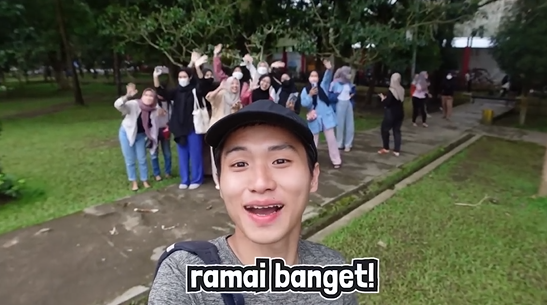 Gambar Pertemuan Leo dengan Para Penggemar di Lapangan Dadaha, Tasikmalaya (Sumber: Youtube Leonardo Edwin)