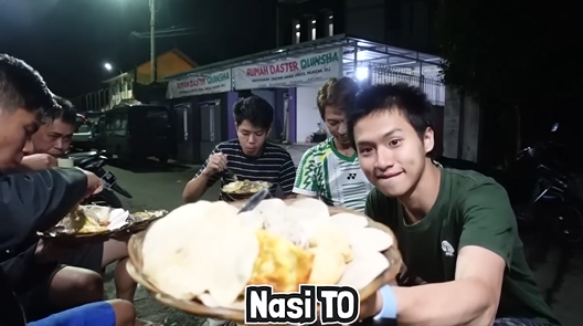 Gambar Leo bersama dengan Ko Hanny dan Keluarga di Kedai Nasi T.O (Tutug Oncom) Pa Ubad, Tasikmalaya (Sumber: Youtube Talent)