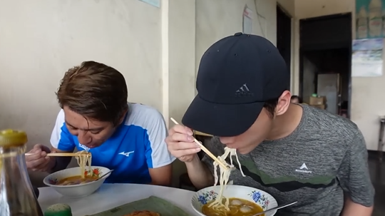 Gambar Leo dan Ko Hanny di Kedai Mie Baso Gunung Pereng, Tasikmalaya (Sumber: Youtube Talent)