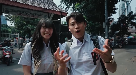 Gambar Jang Hansol dan Jeanette Ongtoo di SMAN 3 Jakarta (Sumber: Youtube Korea Reomit)