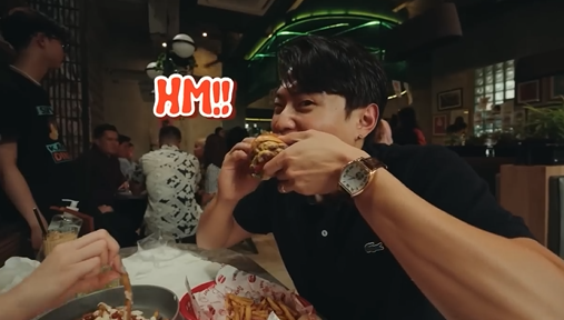 Gambar Jang Hansol Menikmati Hidangan “I Want to See the Manager” di Karen’s Diner Jakarta (Sumber: Youtube Korea Reomit)