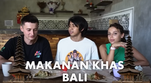 Gambar Turah, Marsha, dan Tivally Mencoba Hidangan Khas Bali (Sumber: Youtube Turah Parthayana)