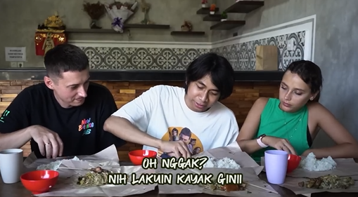 Gambar Turah,, Marsha, dan Tivally saat Mencicipi Hidangan Babi Guling dan Sate (Sumber: Youtube Talent)