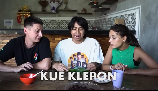 Gambar Kue Tradisional Klepon yang Dicicipi oleh Turah, Marsha, dan Tivally (Sumber: Youtube Talent)