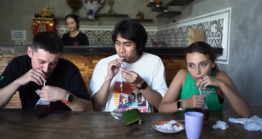 Minuman Teh Sisri yang Dicicipi oleh Turah, Marsha, dan Tivally (Sumber: Youtube Talent)