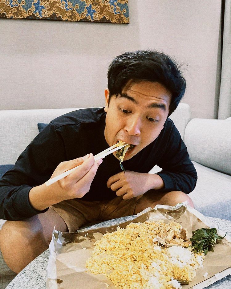 Gambar Jerome Polin Berlatih Makan Nasi Padang Menggunakan Sumpit (Sumber: Instagram @jeromepolin)