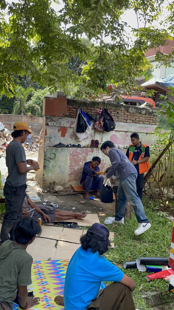 Gambar Kegiatan Berbagi Minuman dari Ban Ban Tea di TPST 3R Rawasari, Jakarta Pusat (Dok. Mantappu Corp.)