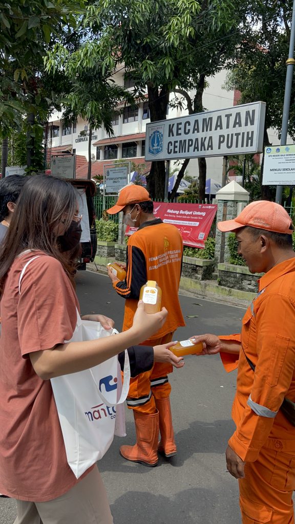 Gambar Kegiatan Berbagi Minuman dari Ban Ban Tea di TPST 3R Rawasari, Jakarta Pusat (Dok. Mantappu Corp.)