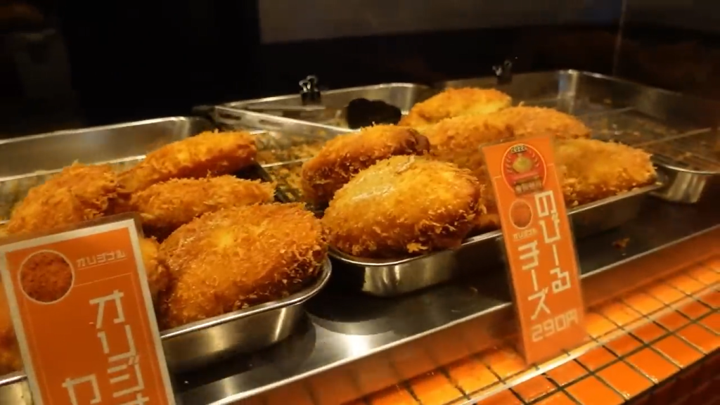 Gambar Toko Roti Goreng Isi Kari di Togoshi Ginza, Jepang (Sumber: Youtube Talent)