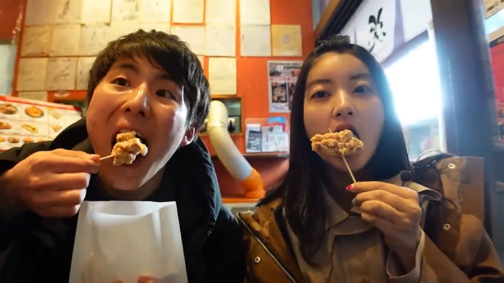 Gambar Tomo dan Hitomi Mencicipi Karaage Ayam di Togoshi Ginza, Jepang (Sumber: Youtube Tomohiro Yamashita)