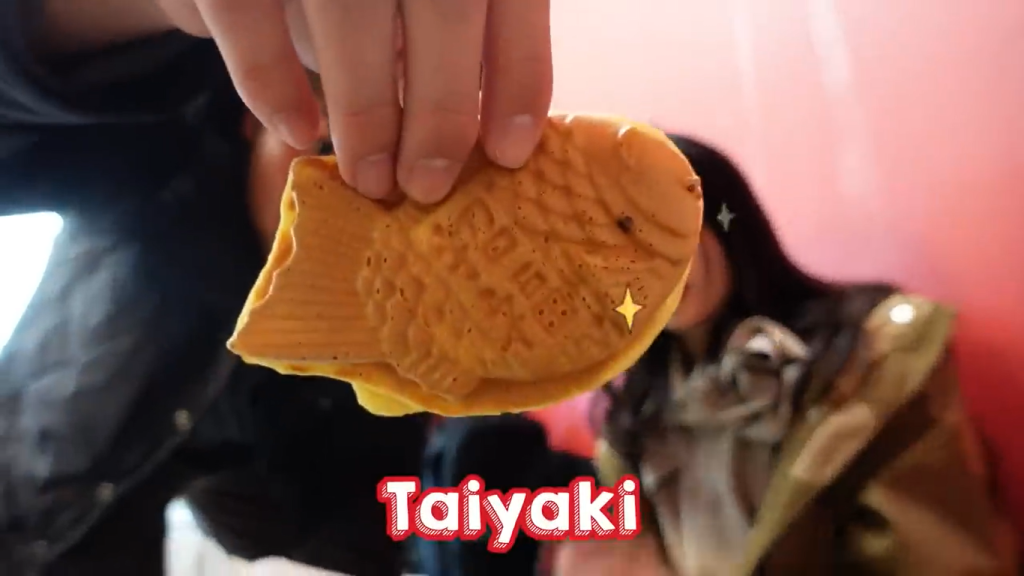 Gambar Tomo dan Hitomi Mencicipi Taiyaki di Toko Tayakidi, Togoshi Ginza, Jepang (Sumber: Youtube Talent)