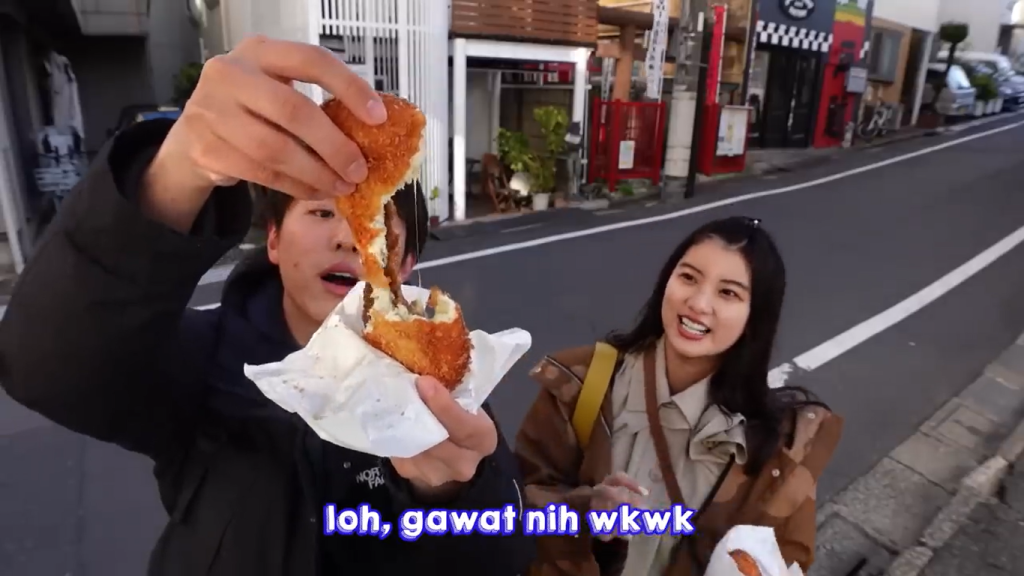 Gambar Tomo dan Hitomi Mencicipi Roti Goreng Isi Kari, Keju, dan Udang di Togoshi Ginza, Jepang (Sumber: Youtube Talent)