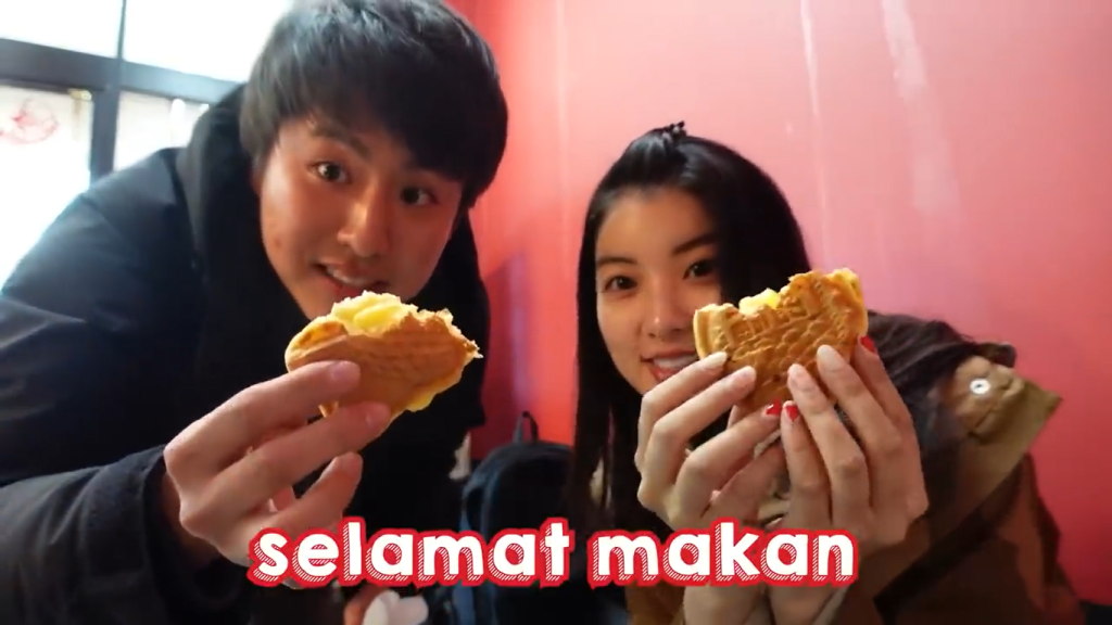 Gambar Tomo dan Hitomi Mencicipi Taiyaki di Toko Tayakidi, Togoshi Ginza, Jepang (Sumber: Youtube Talent)