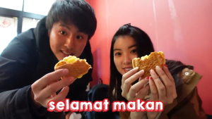 Gambar Tomohiro Yamashita dan Hitomi - Jajanan Unik di Togoshi Ginza, Jepang (Sumber: Youtube Tomohiro Yamashita)