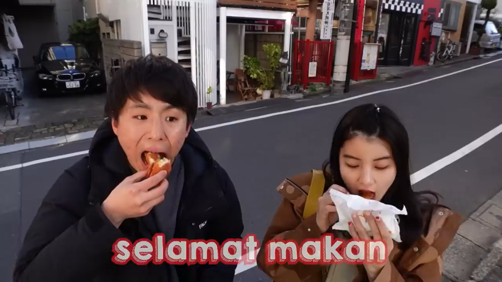 Gambar Tomo dan Hitomi Mencicipi Roti Goreng Isi Kari, Keju, dan Udang di Togoshi Ginza, Jepang (Sumber: Youtube Talent)