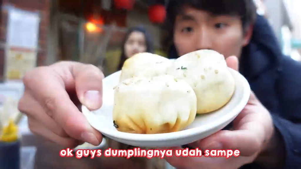 Gambar Tomo dan Hitomi Mencicipi Dumpling Isi Daging Berkuah di Toko Ryuki, Togoshi Ginza, Jepang (Sumber: Youtube Talent)