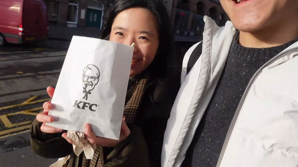 Gambar Matthew dan Gwen Membeli Makanan dari KFC di Edinburgh (Sumber: Youtube Talent)