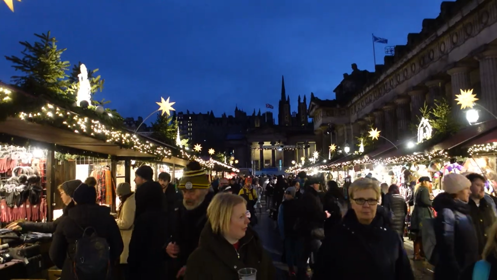 Gambar Christmas Market yang Dikunjungi Matthew di Edinburgh, Skotlandia, UK (Sumber: Youtube Talent)