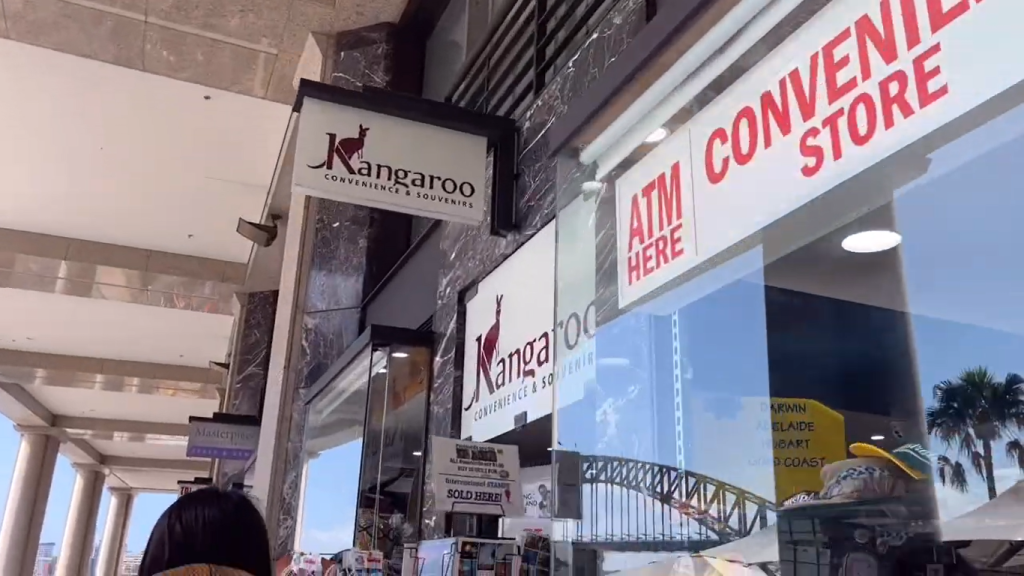 Gambar Toko Kangaroo Convenience & Souvenirs di Sydney, Australia (Sumber: Youtube Erika Ebisawa)