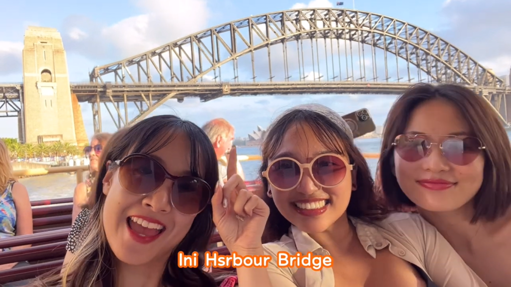 Gambar Erika, Patricia, dan Ghina di atas Kapal di Pelabuhan Sydney, Australia (Sumber: Youtube Erika Ebisawa)