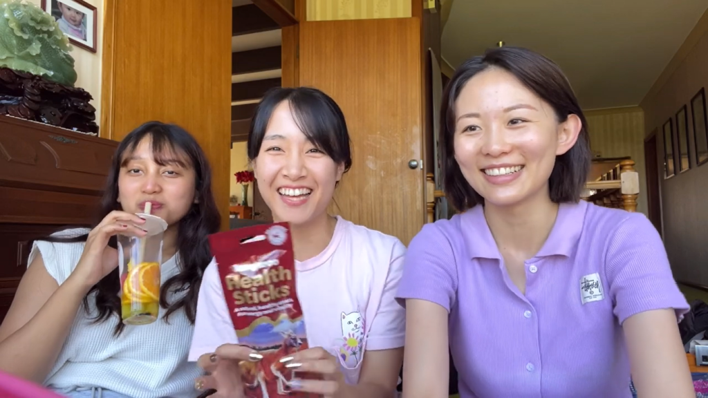 Gambar Erika, Patricia, dan Ghina saat Mencoba Makan Jerky Kanguru (Sumber: Youtube Erika Ebisawa)