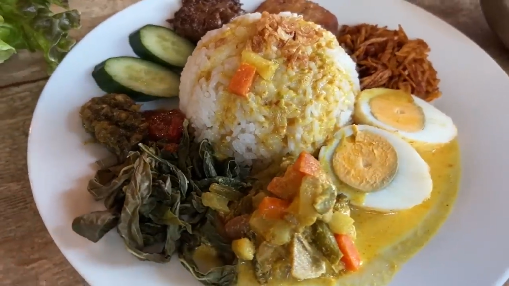 Gambar Menu Nasi Padang di Restoran Sama Sama (Sumber: Youtube Talent)