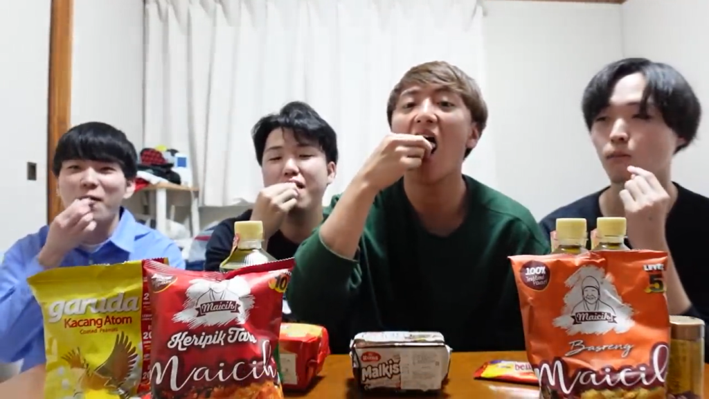 Gambar Reaksi Yusuke dan Kawan-Kawan saat Mencicipi Snack Pedas Indonesia (Sumber: Youtube Talent)