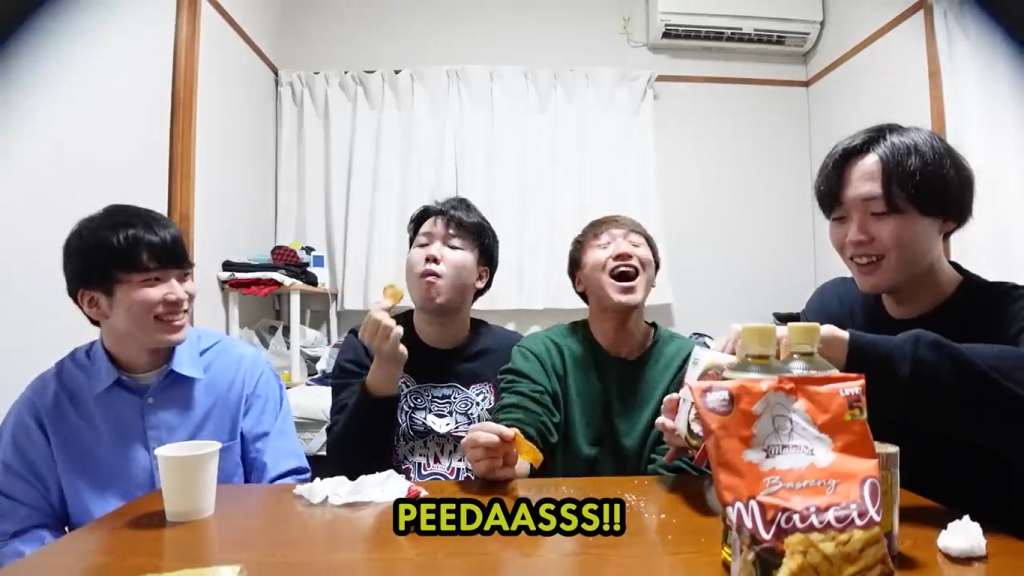 Gambar Reaksi Yusuke dan Kawan-Kawan saat Mencicipi Snack Pedas Indonesia (Sumber: Youtube Talent)