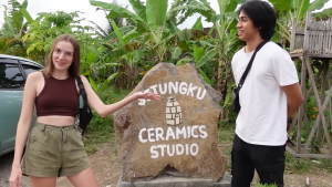 Gambar Turah dan Oksana di Setungku Ceramics Studio, Bali (Sumber: Youtube Turah Parthayana)