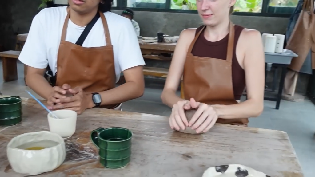 Gambar Tahap Hand-Building yang Dilakukan Turah dan Oksana (Sumber: Youtube Talent)