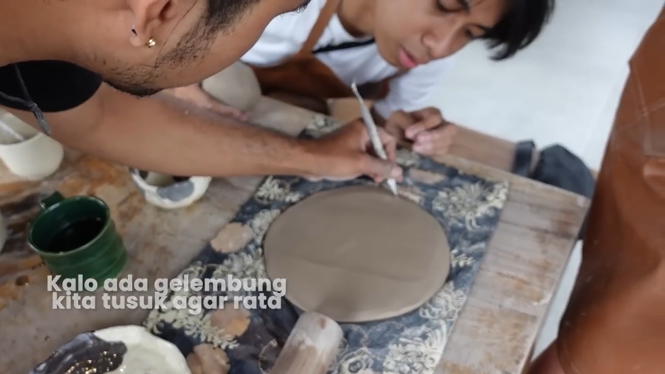 Gambar Tips saat Terdapat Gelembung Udara pada Tanah Liat (Sumber: Youtube Talent)