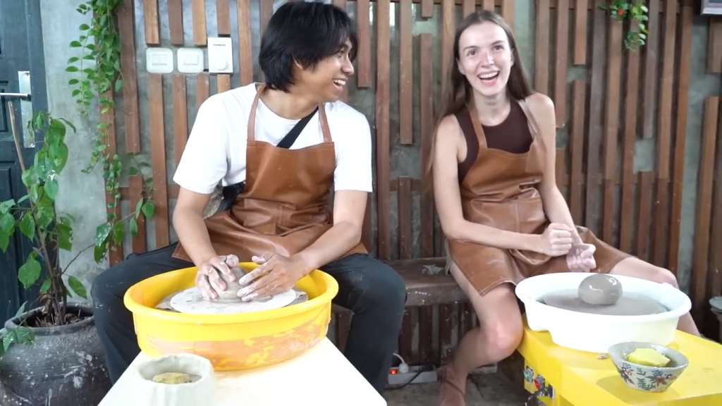Gambar Turah dan Oksana Membuat Keramik dengan Menerapkan Teknik Wheel Throwing (Sumber: Youtube Talent)