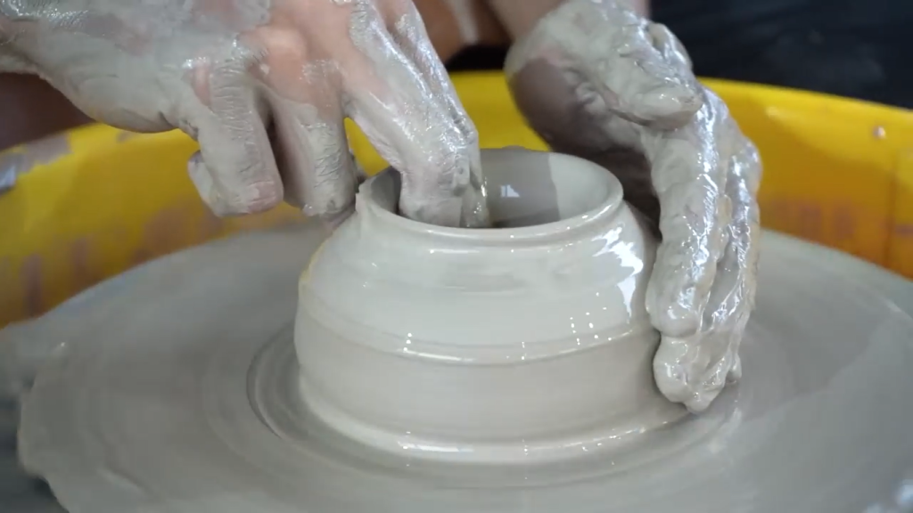 Gambar Pembuatan Keramik dengan Menggunakan Teknik Wheel Throwing (Sumber: Youtube Talent)
