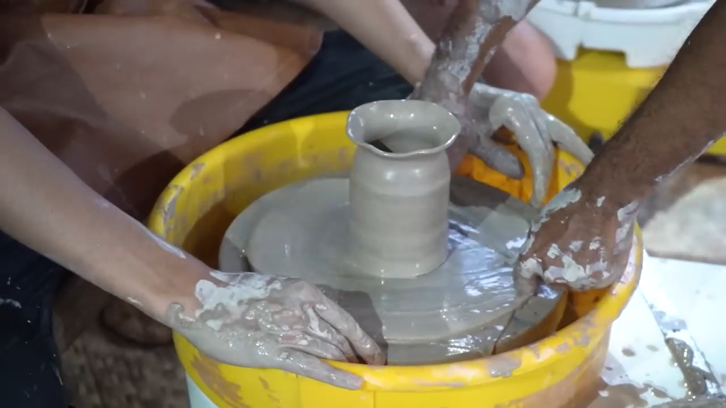 Gambar Pembuatan Keramik dengan Menggunakan Teknik Wheel Throwing (Sumber: Youtube Talent)