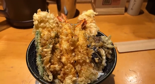 Gambar Hidangan Tempura Donburi yang Disajikan di Restoran Itsuki (Sumber: Youtube Talent)