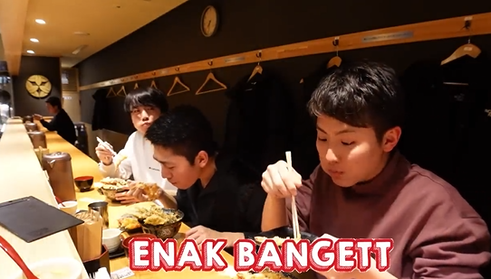 Gambar Reaksi Tomo, Reiwa, dan Kashiwa ketika Makan di Restoran Itsuki (Sumber: Youtube Talent)