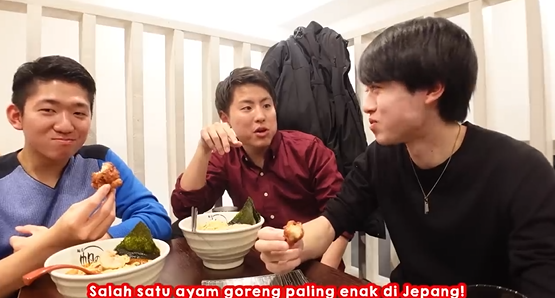 Gambar Reaksi Tomo, Reiwa, dan Kashiwa ketika Makan di Restoran Honoru (Sumber: Youtube Tomohiro Yamashita)