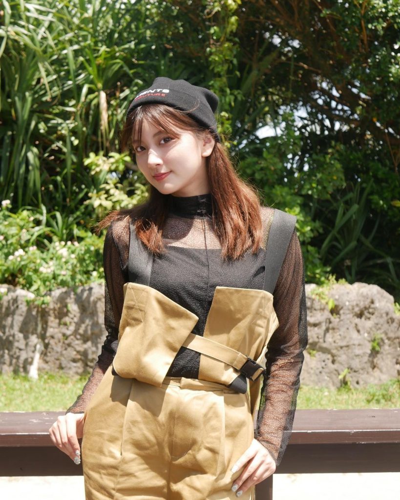 Gambar Outfit Jumpsuit dan Beanie ala Hitomi (Sumber: Instagram @__htm.13__)