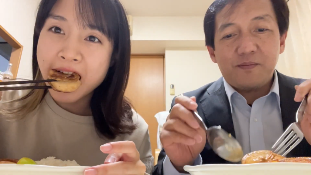 Gambar Buka Puasa Hari Pertama Erika bersama Orang Tuanya di Jepang (Sumber: Youtube Erikacang)
