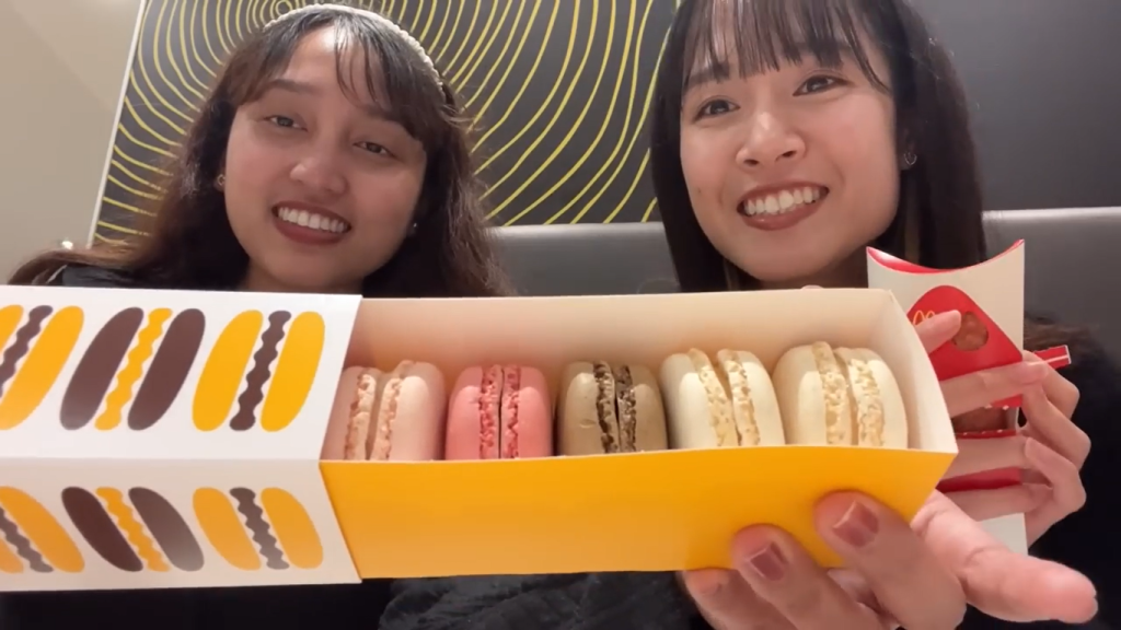 Gambar Makaron, serta Pie Isi Strawberry dan Kacang Merah dari McDonalds di Kichijoji, Jepang (Sumber: Youtube Talent)