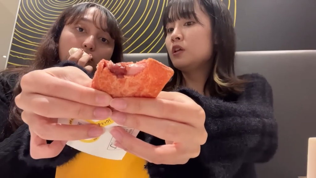 Gambar Makaron, serta Pie Isi Strawberry dan Kacang Merah dari McDonalds di Kichijoji, Jepang (Sumber: Youtube Talent)