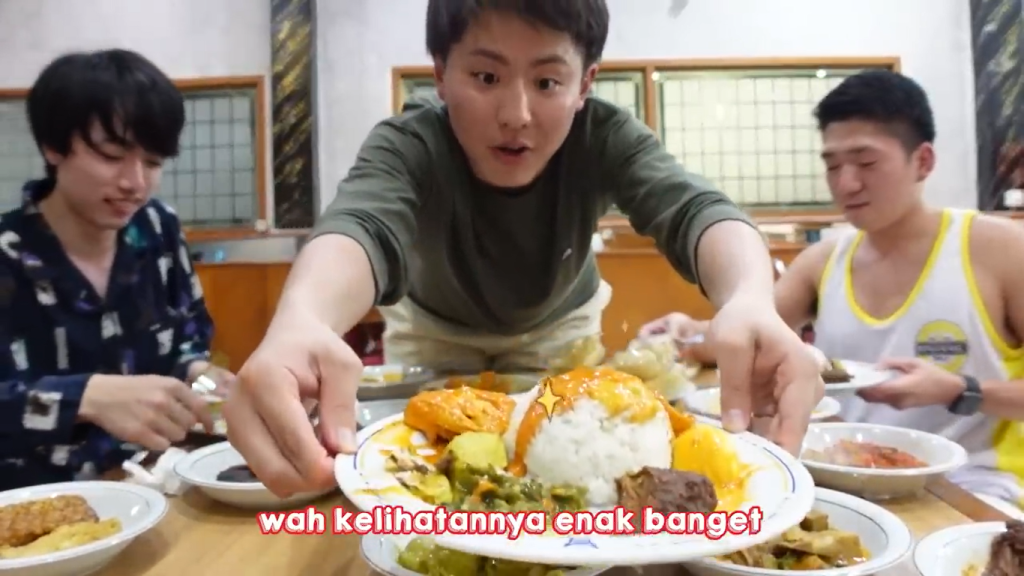 Gambar Berbagai Lauk yang Dipesan oleh Tomo, Reiwa, dan Kashiwa dari Rumah Makan Padang di Bali (Sumber: Youtube Talent)