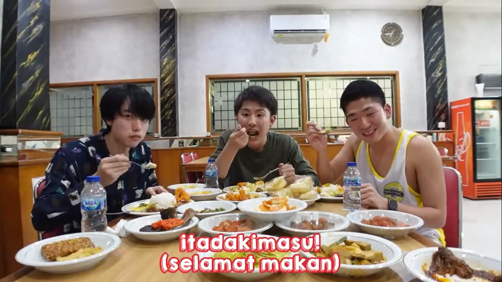 Gambar Reaksi Tomo, Reiwa, dan Kashiwa saat Mencoba Nasi Padang (Sumber: Youtube Talent)